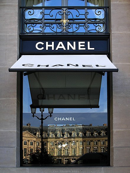 Foto da fachada da Boutique Chanel na Plaza Vendôme em Paris.