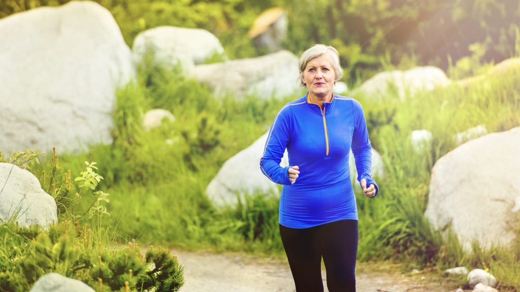 Mulher de meia-idade está praticando atividade física para manter o peso na Perimenopausa.