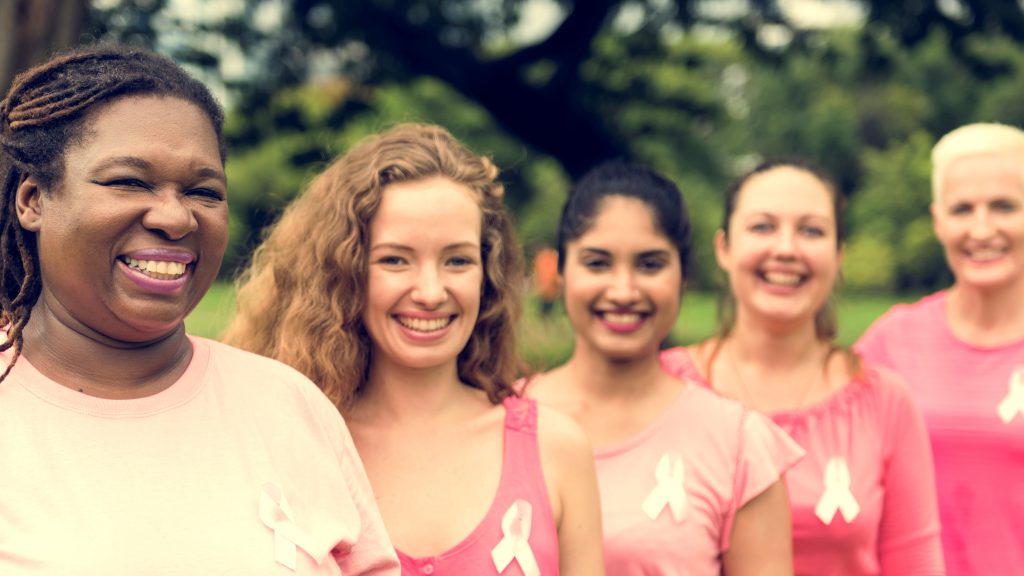 Grupo de jovens participa divulgando prevenção câncer de mama.