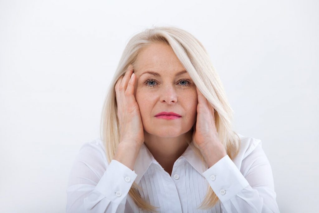 Na mulher +40 as dores no corpo podem ser mais localizadas na cabeça.